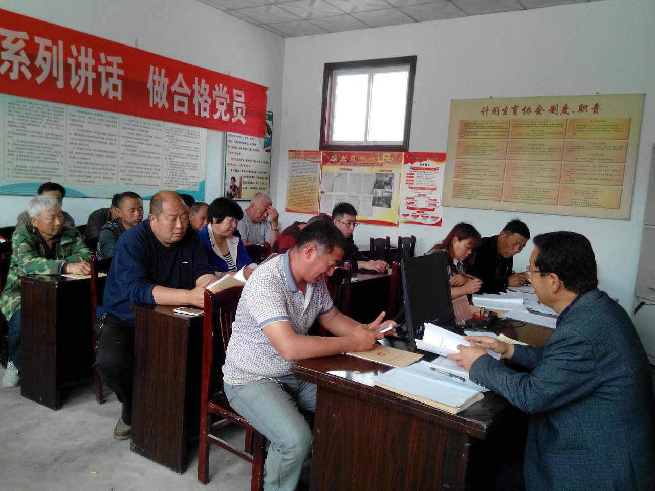 03图为县直科级干部前往联系村开展党组织生活标准化建设宣讲.jpg