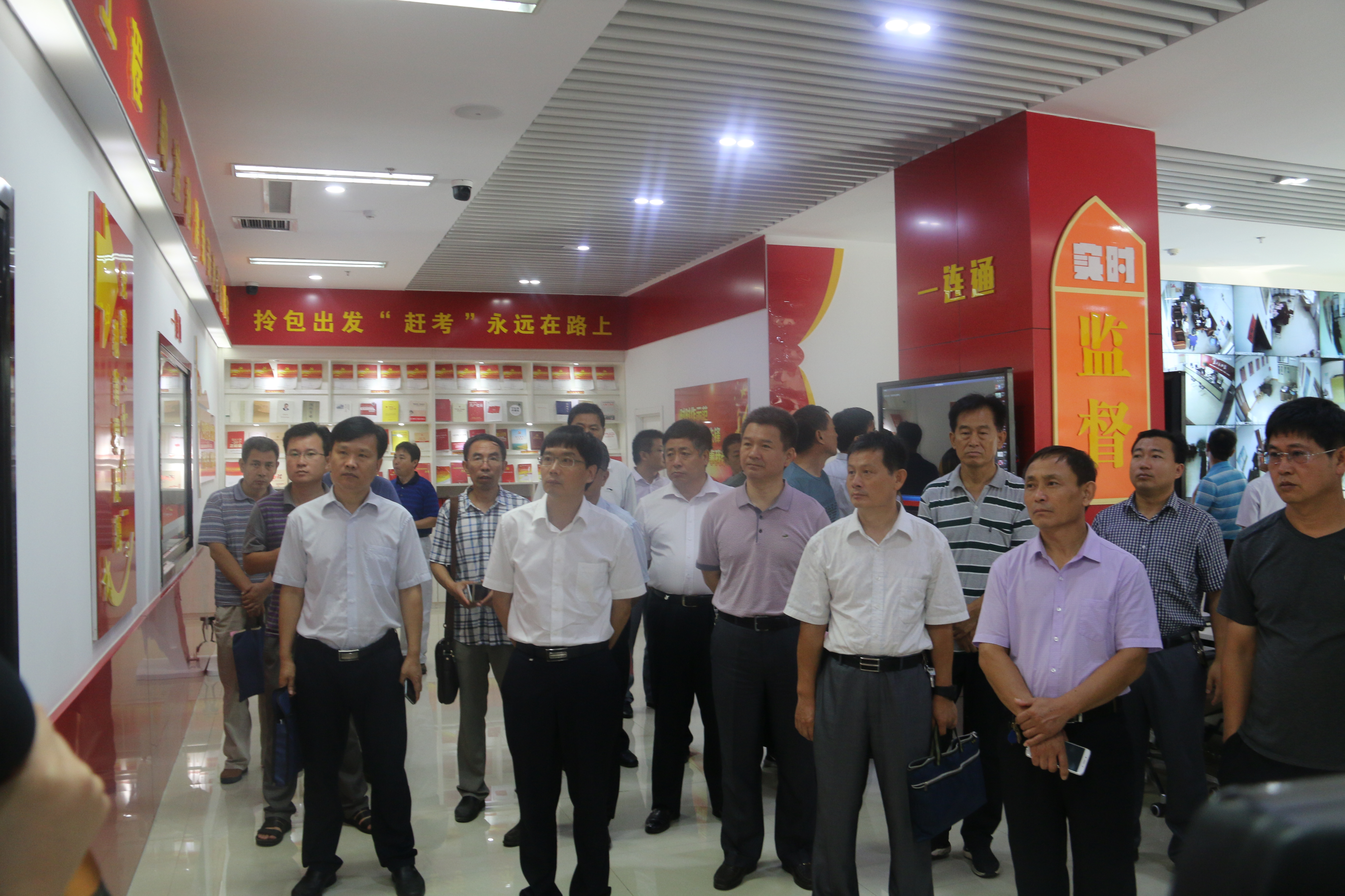 参观利津“党建在线”大厅.JPG