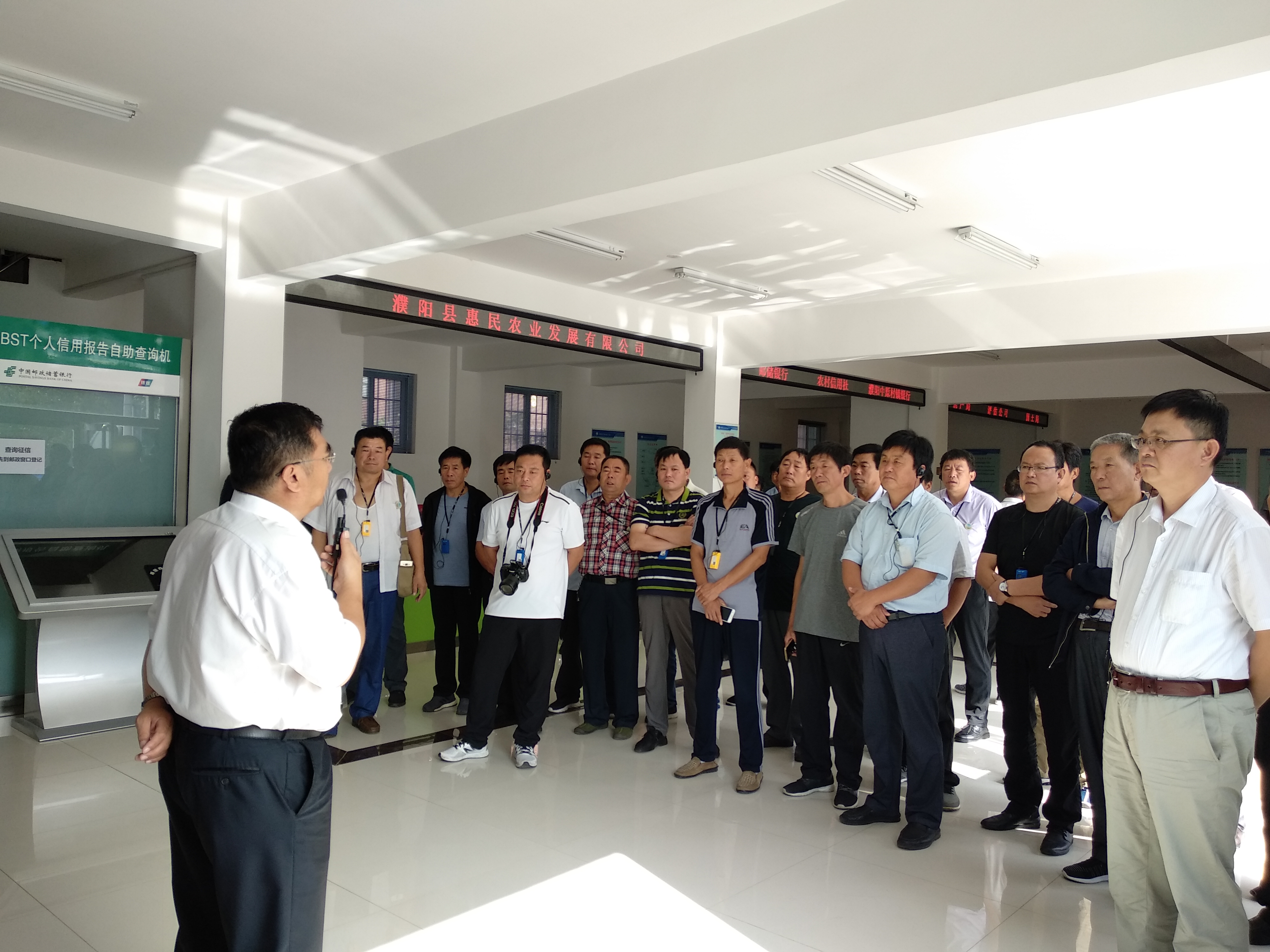 3b参观学习濮阳县农村产权交易大厅.jpg 3b参观学习濮阳县农村产权交易大厅.jpg