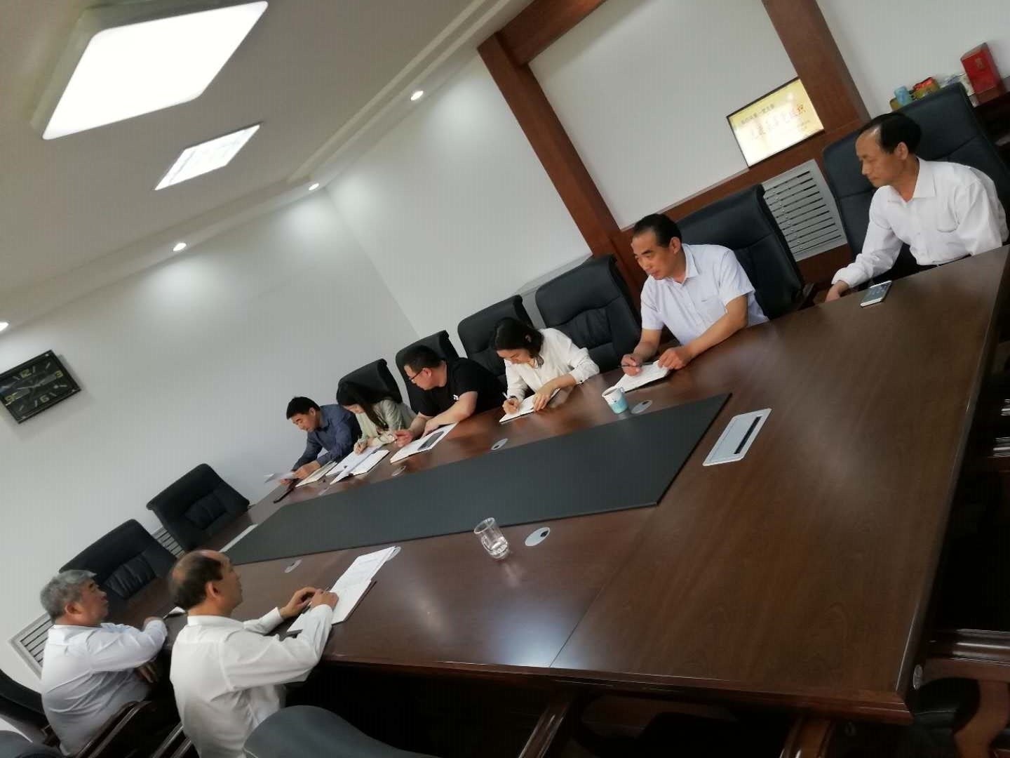 市商务局机关第一党支部开展主题党日活动.jpg